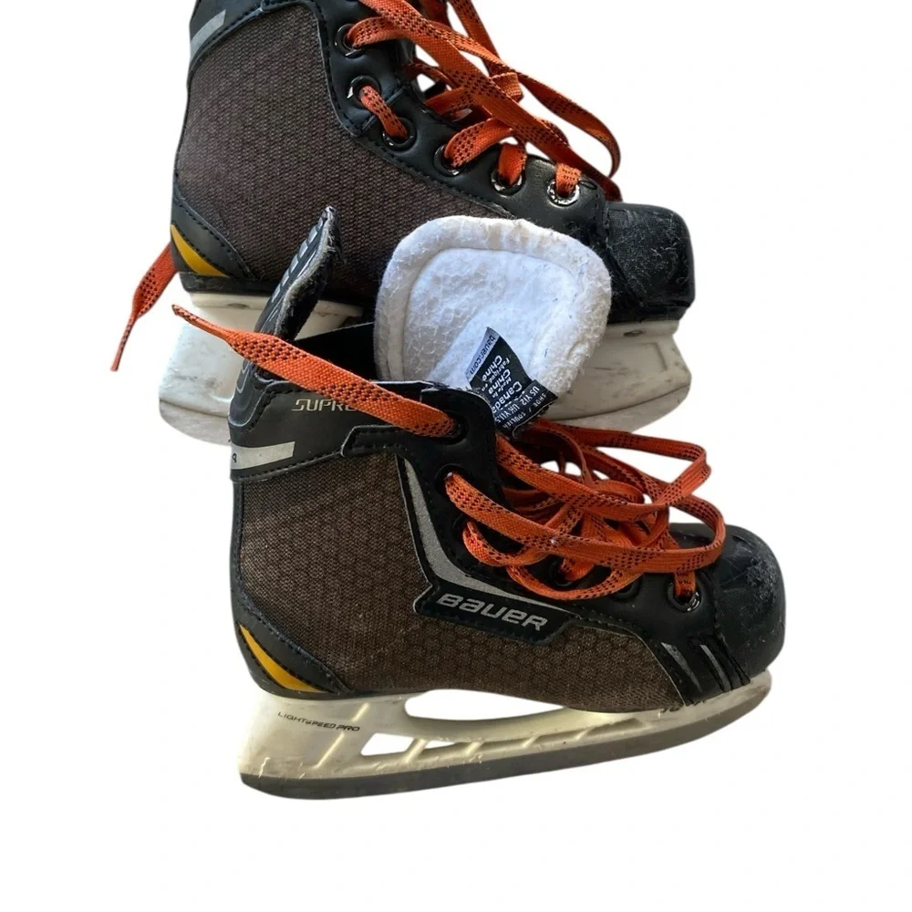Bauer Supreme One.8, 4.5 D hockey skates, black orange laces